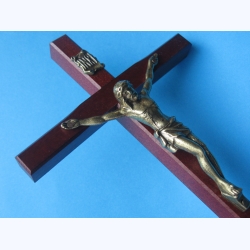 Krzyż drewniany  mahoń na ścianę 19,5 cm